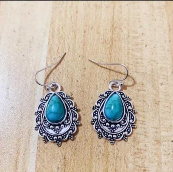 Nwt Drop Turquoise faux Dangle Earrings - Picture 6 of 6